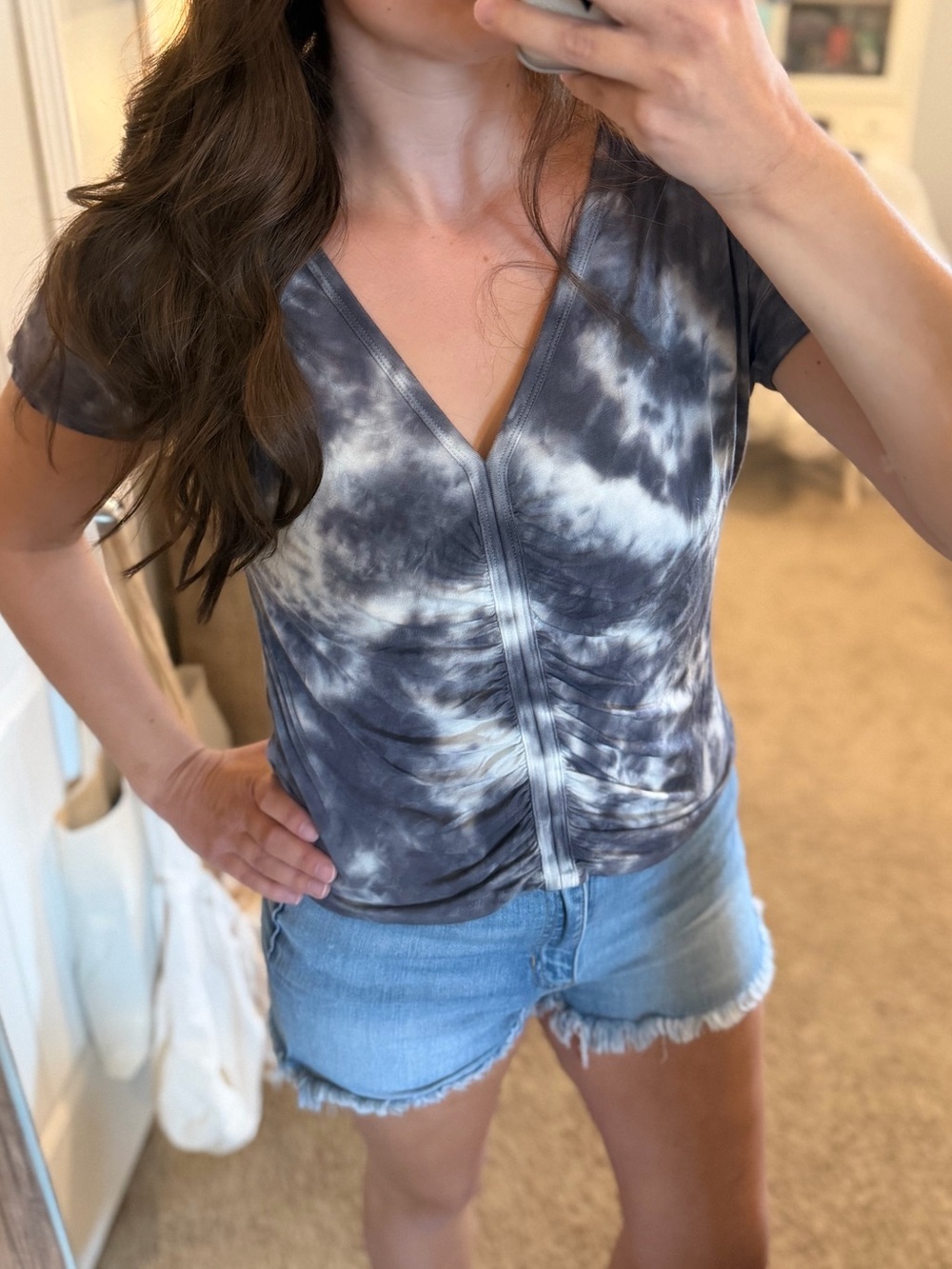 American Eagle Outfitters Gray & White Tie-Dye V-Neck Ruched Short Sleeve Top